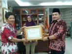 PWI Soppeng dapat sertifikat Lembaga Pemantau Pemilu.