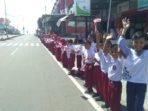 Semangat Siswa SD Sambut Piala Adipura, Panas Panasan Tak Jadi Soal