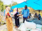 Dinas PKP Soppeng Beri Bantuan Sembako untuk Korban Kebakaran