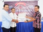 Alumni SMPN 1 Angkatan 1999 menyerahkan bantuan sekaligus mendukung pemilu damai