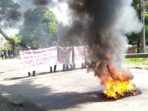 Aliansi Pemuda masyarakat dan Mahasiswa Tuntut Perbaikan Jalan 