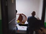 Mayat Tanpa Identitas Di Temukan Bersibah Darah Di Kamar Wisma.