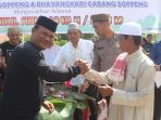 Tanpa Kantong Plastik, Begini Cara Polres Soppeng Bagikan Daging Qurban