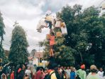 Hitungan menit, Bocah Bocah “Greget” ini Taklukkan Lomba Panjat Pinang