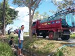Petani di Timusu Sirami Padi Dengan Bantuan Mobil Tangki Pengangkut Air