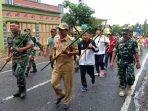 “Bambu Runcing” Ditangan, Bupati Pimpin Lomba Jalan Perjuangan