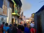 Diduga Kosleting Listrik, Rumah Kontrakan Hangus Terbakar.