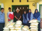 Dinas TPHPKP Soppeng Salurkan Bantuan Beras untuk Korban Puting Beliung
