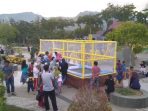 Wahana Trampolin jadi Rebutan Anak Anak di Taman Kalong