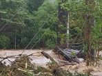Banjir Robohkan Jembatan Gantung Cempa e