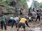 Puluhan Personil Kodim 1423 Soppeng Bersihkan Sisa longsor