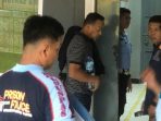 Kenakan Jaket Hitam Anggota DPRD Soppeng Ini di Giring ke Rutan