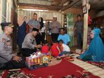Kapolres Beri Hadiah Kepada Dua Anak Korban Kekerasan