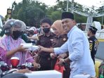 Kejari Bersama Polres Bagikan Ratusan Takjil