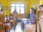 Plh Sekdis Dampingi Wabup Pantau Ujian Sekolah
