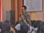 Prof. Dr, Sukardi Weda, M.Pd, Memimpin Bimtek di Hadapan Ratusan Guru SD dan SMP
