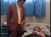 Ketua DPRD Soppeng Menjenguk Korcam Partai Golkar yang Sakit