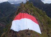 Puncak Gunung Sewo Saksi Pengibaran Bendera Raksasa Merah Putih untuk HUT RI ke-78