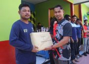 Kepala Rutan Watansoppeng Serahkan Hadiah Pekan Olahraga dan HUT RI
