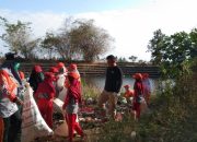 Lurah Salokaraja Bersama Murid SDN 30 Peowe Bersihkan Lingkungan