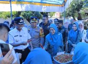 Pj Bupati Takalar Bersama Pj Ketua PKK Hadiri Gerakan Pasar Murah di Galesong