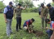 Pj Bupati Takalar Tanam Pohon Sukun di Desa Punaga