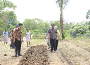 Pj Bupati Takalar Kunjungi Pengepul dan Petani Cabai di Mangadu