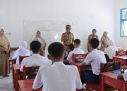 Pj Bupati Takalar Pantau Ujian Sekolah di SMPN 1 Takalar
