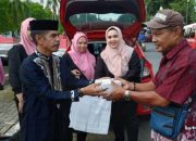 Kabag Prokopim Bersama Staf Bagikan Ratusan Paket Takjil
