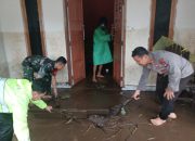 Bersinergi Bantu Warga, TNI,Polri dan Camat Bersihkan Rumah Korban Banjir