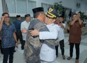 Bupati Terpilih dan Rival Politik Berpelukan di Acara Buka Puasa