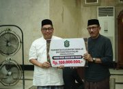 Tarwih Bersama Warga, Bupati Takalar Serahkan Hibah Rp100 Juta untuk Masjid Agung