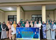 Istri Bupati Takalar Bagi-bagi Takjil Gratis kepada Pengguna Jalan