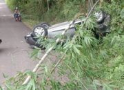 Mobil Brio Terbalik Tiga Penumpang Alami Luka