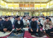 Bupati Takalar Berbaur dengan Masyarakat Salat Idul Fitri di Masjid Agung