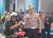 Sambil Sosialisasi Anti ODOL, Brigjen Pol Faizal Bagikan Helm Gratis di Soppeng