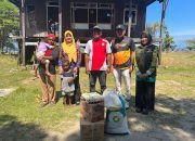 Ketua PKK Takalar Salurkan Bantuan Sembako untuk Warga Miskin di Desa Laikang