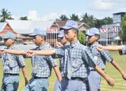 Puluhan Peserta Ramaikan Gerak Jalan Indah HUT RI ke-80 di Kelurahan T. Rarae