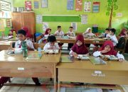 100 Siswa SDN 165 Asanae Nikmati Makan Gratis Perdana