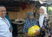 Korban Angin Puting Beliung Nangis di Pelukan Ketua PKK Takalar Saat Penyaluran Bantuan