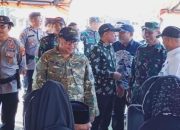 Bupati Takalar Didampingi Dandim Periksa Tekanan Darah di TMMD Topejawa