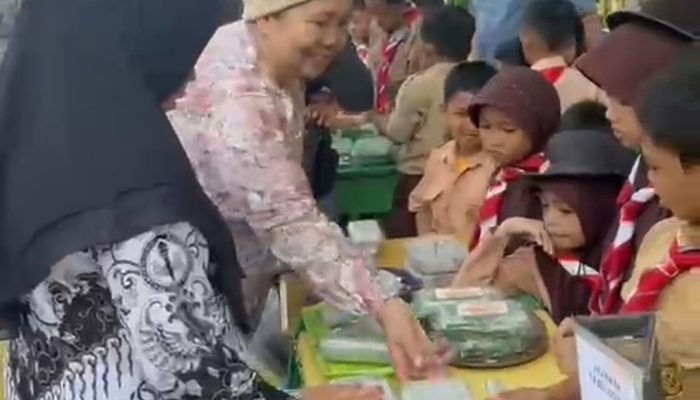 Siswa SDN 149 Amesangeng Unjuk Kreasi di Bazar Tradisional