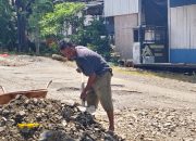 Bukan Pemerintah, Andi Masse Tambal Jalan Rusak Demi Keselamatan Warga