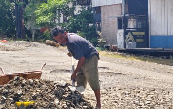 Bukan Pemerintah, Andi Masse Tambal Jalan Rusak Demi Keselamatan Warga