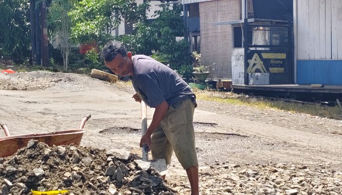 Bukan Pemerintah, Andi Masse Tambal Jalan Rusak Demi Keselamatan Warga