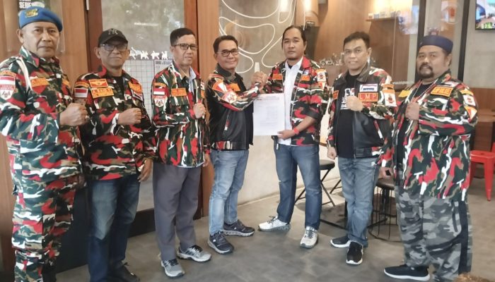 Irwan R Adnan Berikan Mandat kepada Sahar Pimpin Laskar Merah Putih Soppeng
