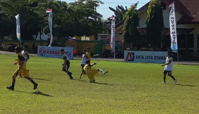 SDN 136 Labessi dan SDN 224 Pallawa Pesta Kemenangan di Liga Anak Mario