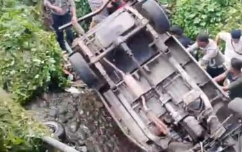 Hindari Lubang, Pete-Pete Berisi Pelajar Nyemplung ke Sungai