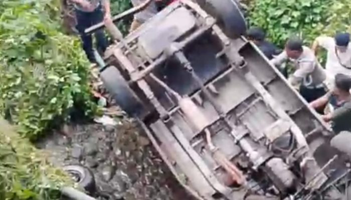 Hindari Lubang, Pete-Pete Berisi Pelajar Nyemplung ke Sungai