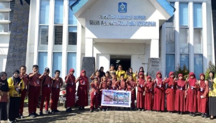 Siswa SDN 193 Tettikenrarae Jelajahi Soppeng dari Buku hingga Batu Sejara